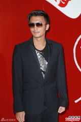 组图：郑希怡大婚热吻老公 欲为阿娇牵红线