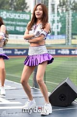 组图：韩星JUNIEL任开球嘉宾 啦啦队性感走光