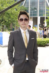 组团：马德钟拍新剧《以和为贵》画假纹身