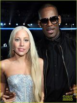 组图：GAGA表演联手黑人男星大玩电话性骚扰