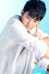 组图：洪连城曝白衣写真 展现阳光柔情男魅力