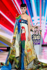 组图：爱戴飘逸鹦鹉装亮相 搭配复古飞机头