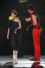 组图：罗志祥俏皮红衫红馆开唱 摔倒杨丞琳怀中