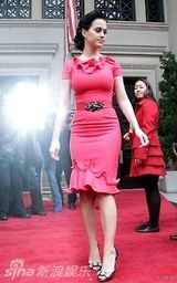 组图：凯蒂-佩里桃红裙丰乳翘臀 获 B i l l b o a r d 年度女性