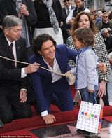 组图：奥兰多留名星光大道 小弗林紧粘老爸撒娇