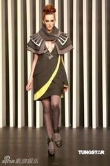 幻灯图：世界比基尼小姐冠军香港走秀呈现简约时尚