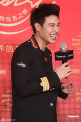 组图：潘玮柏代言洋酒 谈入围金钟奖大呼意外