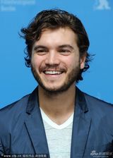 组图：《雪崩王子》发布 主演勾肩搭背哥俩好