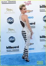 组图：麦莉-赛勒斯拼贴装帅气 烈焰红唇露香肩