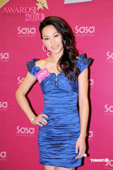 幻灯图：徐子珊宝蓝礼服秀性感 与富商传绯闻很无奈