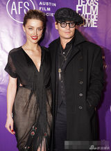 组图：德普携未婚妻艾梅柏甜蜜亮相颁奖礼