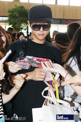 组图：张根硕等亮相机场赴日本参加音乐庆典