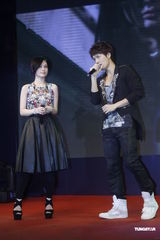 组图：吴克群阿娇(钟欣桐)不惧绯闻甜蜜牵手