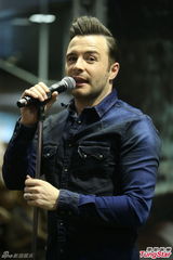 组图：西城男孩尚恩单飞 赴台签唱抱黄鸭