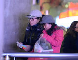 组图：丁俊晖携女友和母亲回京打出租