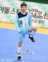 组图：EXO鹿晗等驰骋球场 Beast组进球获胜