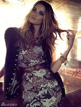 组图：超模罗茜-汉丁顿登《Vogue》秀美腿