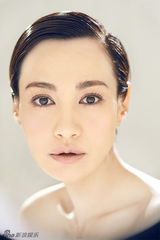 组图：杨雪裸妆写真秀雪肤妩媚动人