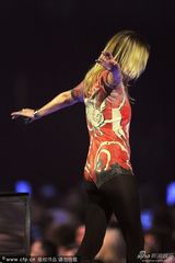 组图：大卫-鲍伊获奖 超模凯特-莫斯代领吻男星