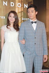 组图：吴千语周柏豪不理绯闻挽手走秀