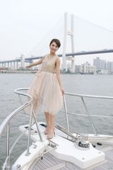 组图：杨丞琳携新专辑亮相黄浦江畔