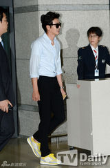 组图：韩星玄彬黑超遮面返韩 将拍古装新片