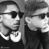 组图：美国4岁正太戴墨镜穿潮装 模仿明星走红