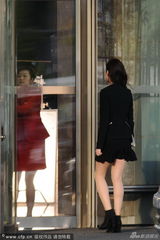 组图：刘亦菲短裙秀美腿 浓妆艳抹变冷艳时髦女