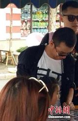 组图：文章带女儿欢乐谷游玩 不见马伊琍身影