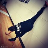 组图：小彩旗清纯演剧版静秋 素颜排练发辫独特