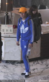 组图:文章返上海住酒店 岳母抱小女儿探父1小时