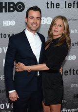 组图：安妮斯顿携未婚夫恩爱亮相力破分手传闻