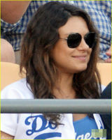 组图：阿什顿-库彻与米拉-库妮丝赛场甜蜜亲亲