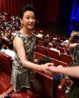 组图：宋祖英低调现身看话剧 与导演热聊