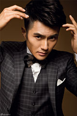 组图：沈泰帅气西装写真玩味时尚