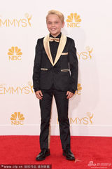 组图：童星梅森·瓦尔·科顿亮相艾美红毯