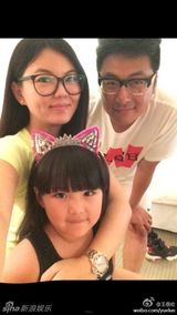 组图：王诗龄探班王岳伦度中秋 小妞戴发箍超萌