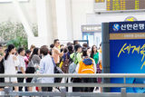 组图：Angelababy现身韩国机场 人气火爆遭粉丝围堵