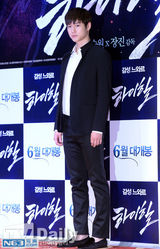 组图：《高跟鞋》发布会 车胜元帅气西装亮相