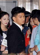 组图：吴奇隆与刘诗诗宣传新剧 腼腆保持距离