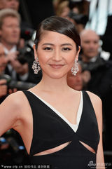 组图：日本女星长泽雅美亮相 镂空黑裙半球隐现