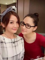 组图：阿Sa(蔡卓妍)为奶奶庆生闺蜜阿娇(钟欣桐)出席 亲密合影