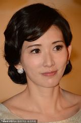 组图：林志玲性感打扮与老外热聊 登台紧张护臀