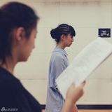 组图：小彩旗清纯演剧版静秋 素颜排练发辫独特