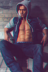 组图：顾又铭秀小麦色肌 展硬朗结实肌肉线条