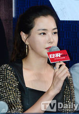 组图：BigBang TOP亮相试映会 西装领结十分帅气