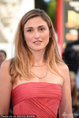 组图：威尼斯开幕红毯 女星朱莉-嘉叶红裙亮相