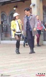 组图：张智霖与郭采洁游公园拍摄 赞对方有潜质