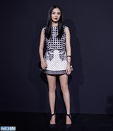 组图：姚晨优雅亮相活动 红唇耀眼美腿修长