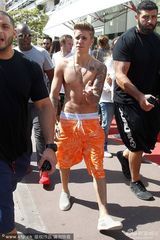 组图：比伯赴戛纳半裸壮硕 右手频拉短裤防露